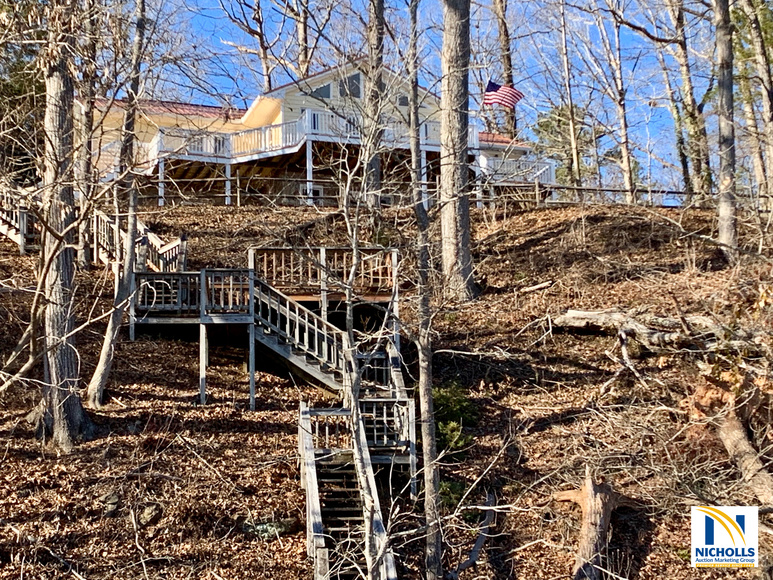 LAKE GASTONMoveIn Ready 2 BR/3 BA Waterfront Home w/Dock & Boat