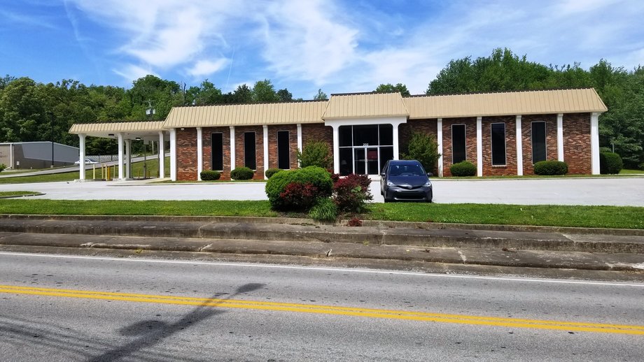 401 6,585± SF Former Bank Branch at 202 W Main St., Byrdstown, TN