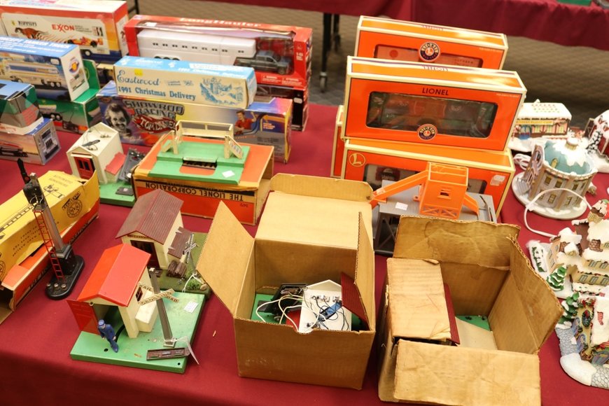 Image for Lionel Trains and Accessories - Offline Lots: 5-16-19
