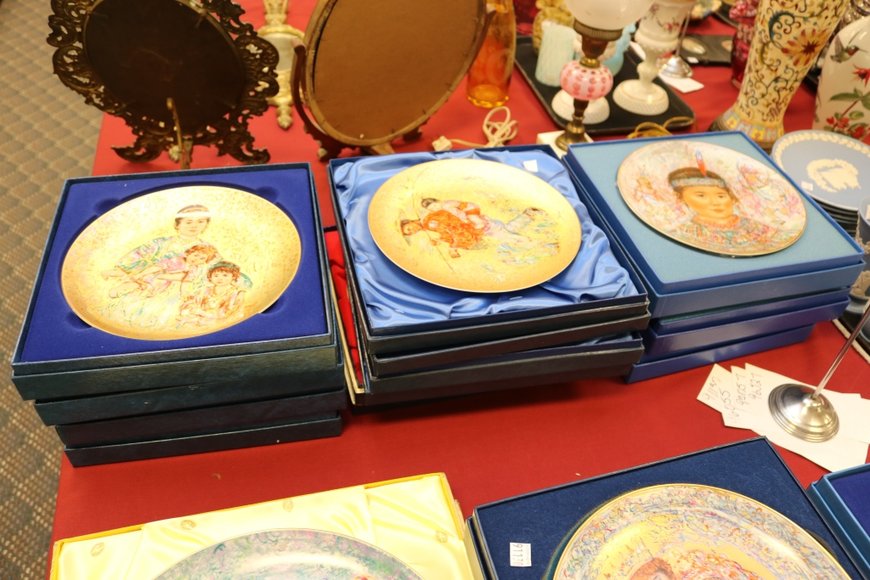 Image for Gallery Auction with Sports Memorabilia and Sporting Equipment: 9-12-19