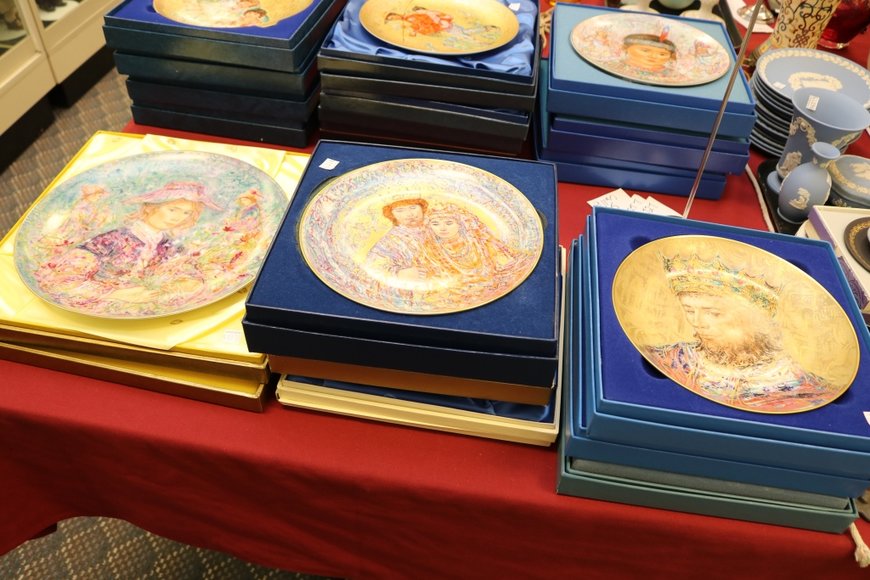 Image for Gallery Auction with Sports Memorabilia and Sporting Equipment: 9-12-19