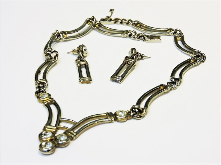 Metal and Rhinestones Necklace and Earrings Set.