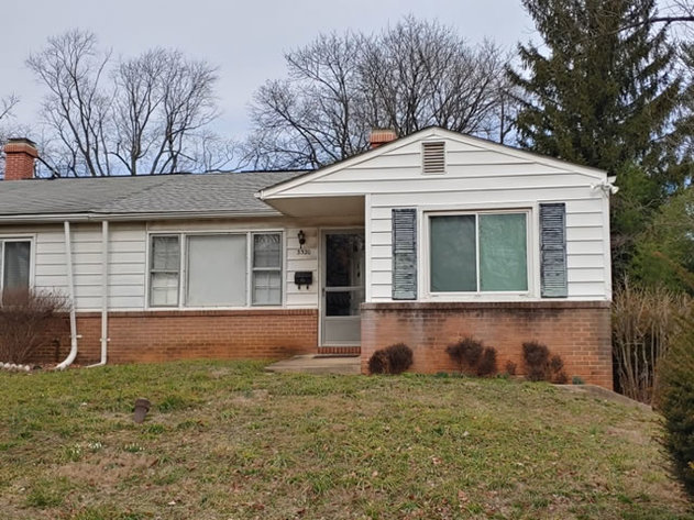 BRICK & VINYL DUPLEX, 3 BEDROOMS, 1.5 BATHS