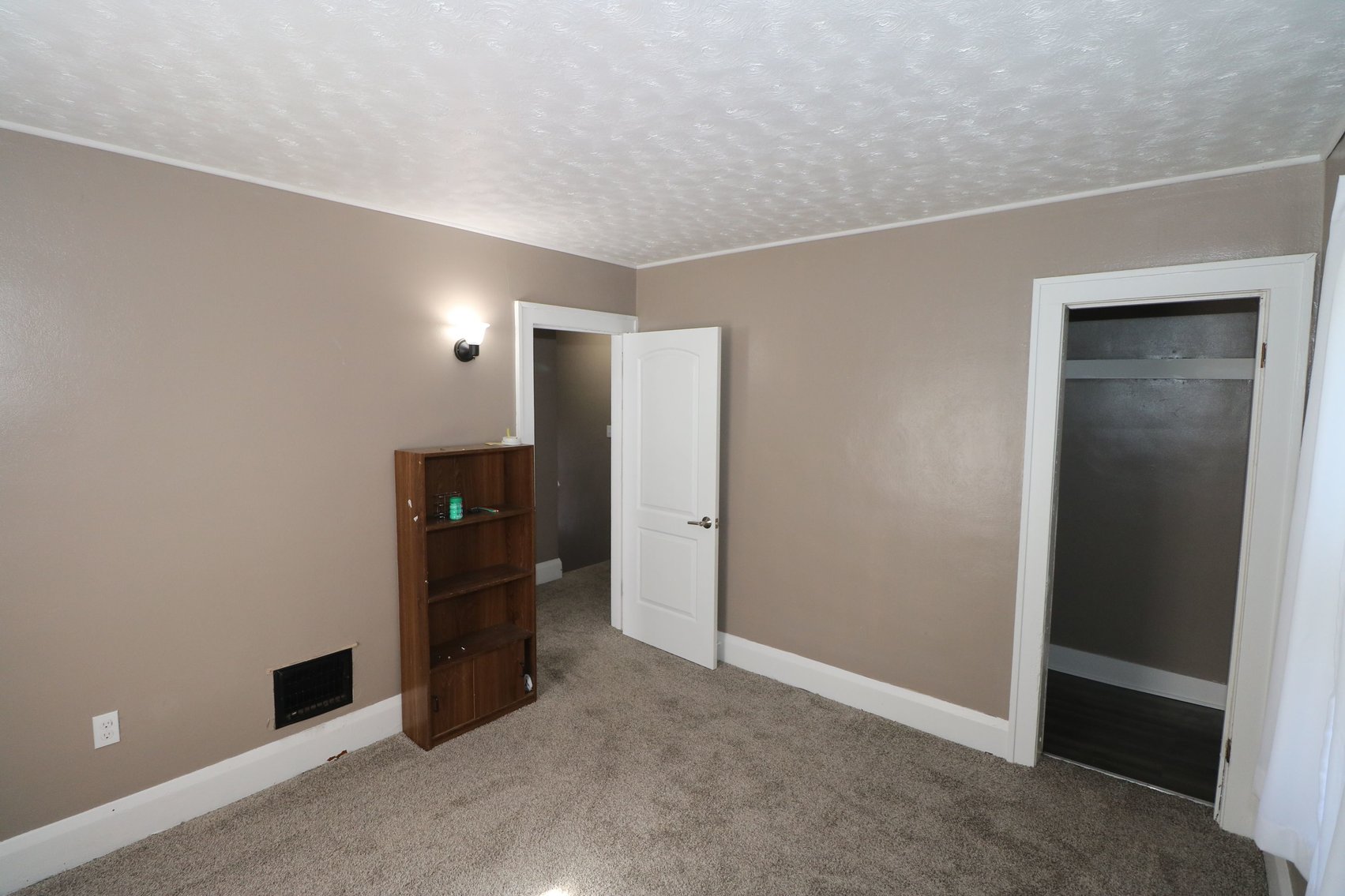 Image for MINIMUM BID AUCTION! $19,000 - 615 Waverly Avenue