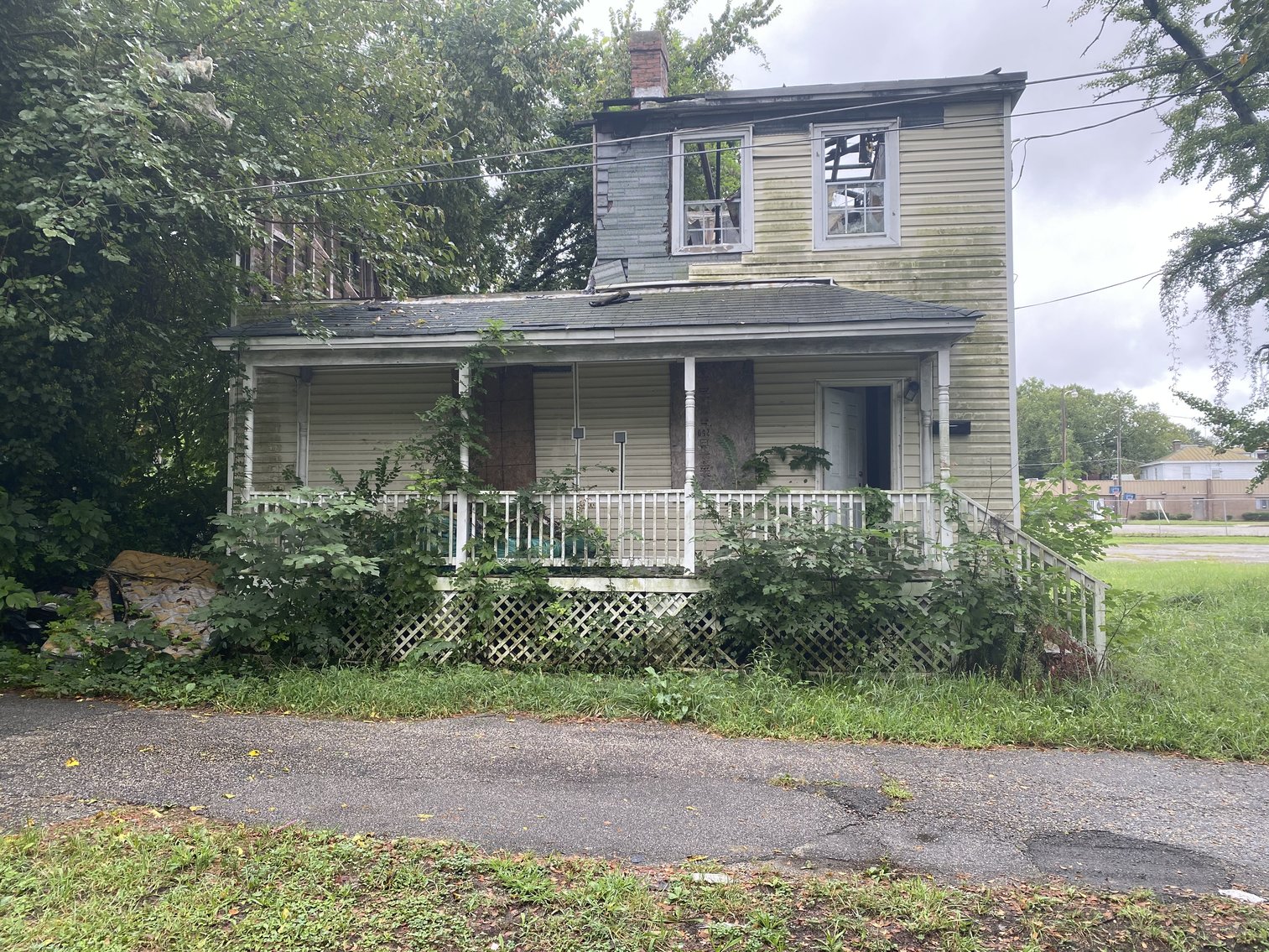 Image for Flip This House! 4 BR / 3 BA Single Family Home in Historic Petersburg – Large Front Porch - Cuthbert Subdivision – 20 Spruce St., Petersburg, VA 23803