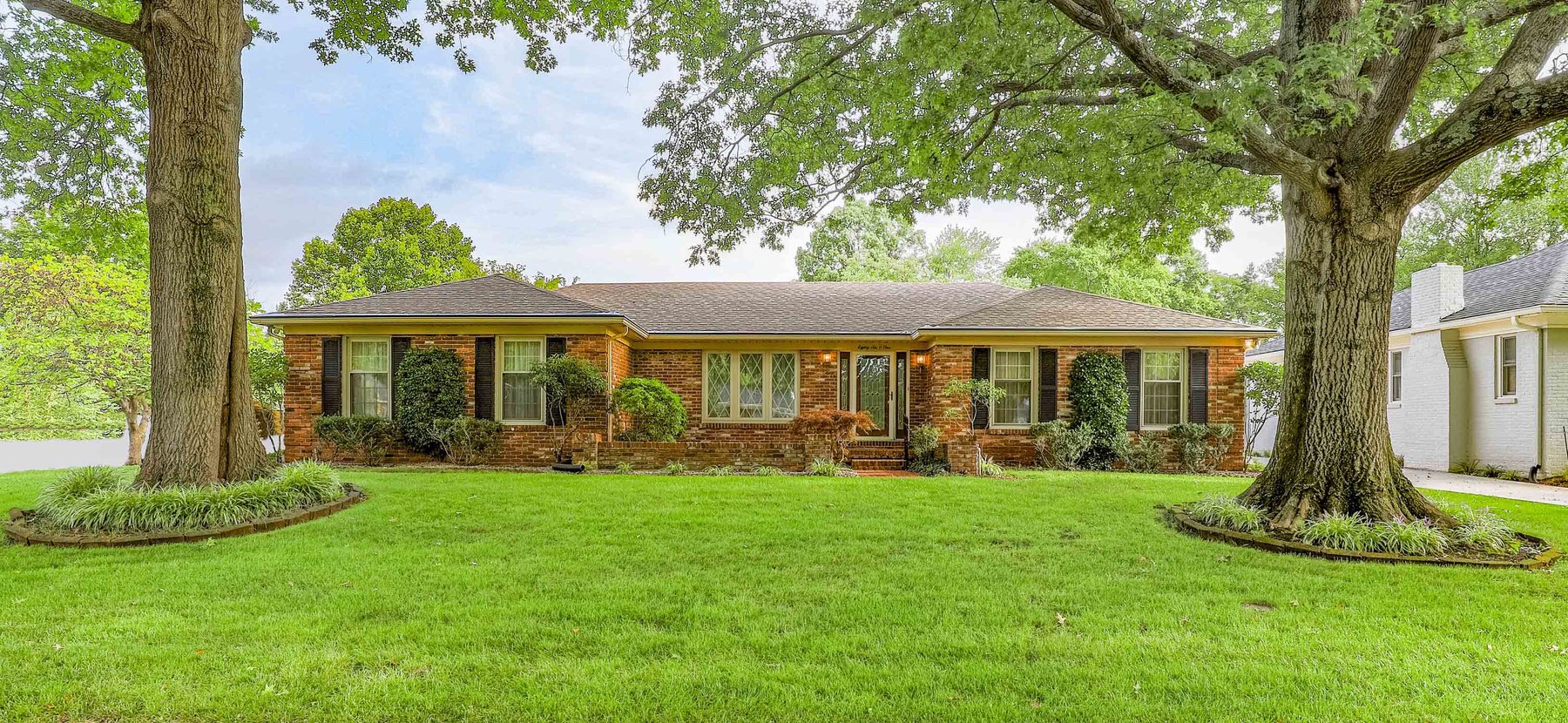 Absolute Real Estate Auction in the City of Hurstbourne