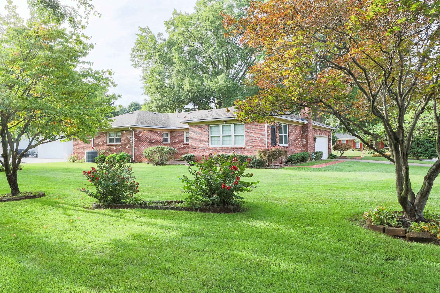 Absolute Real Estate Auction in the City of Hurstbourne