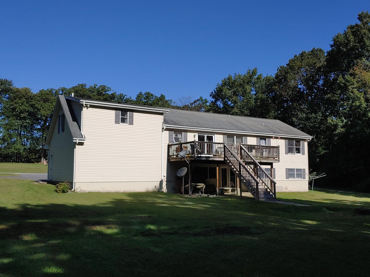 4 BR 2 BA TRI LEVEL HOME ON PRIVATE LOT 2 PARCELS TOTALING 1.1+/ ACRES