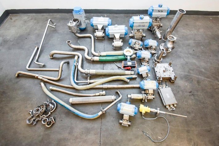 Image for MJK0290 Lot of Jamesbury Actuators with Valves and Hoses