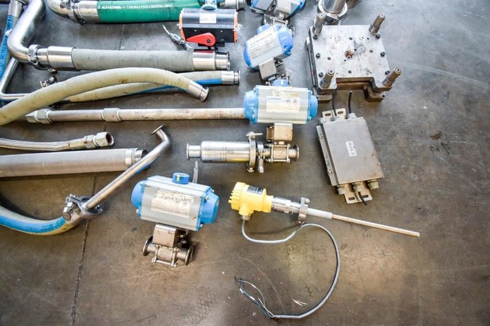 Image for MJK0290 Lot of Jamesbury Actuators with Valves and Hoses