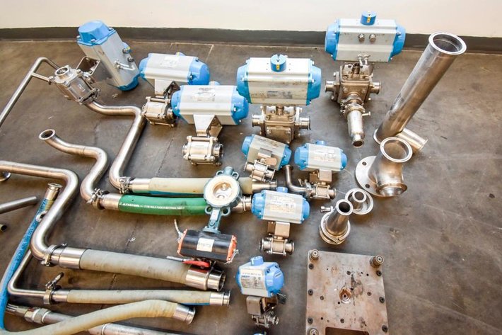 Image for MJK0290 Lot of Jamesbury Actuators with Valves and Hoses