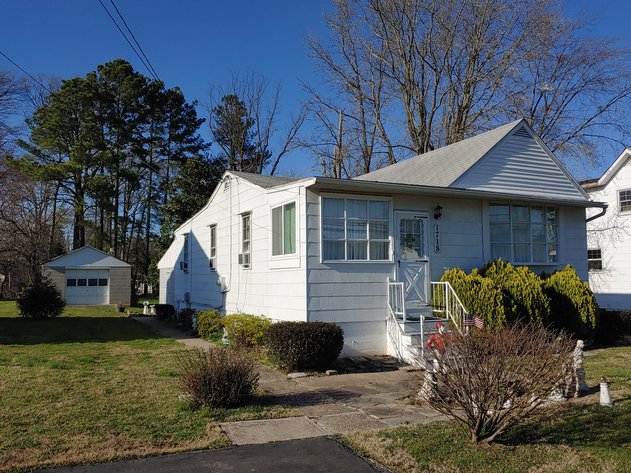 3 BR, 2 BA RANCHER  W/ DETACHED GARAGE