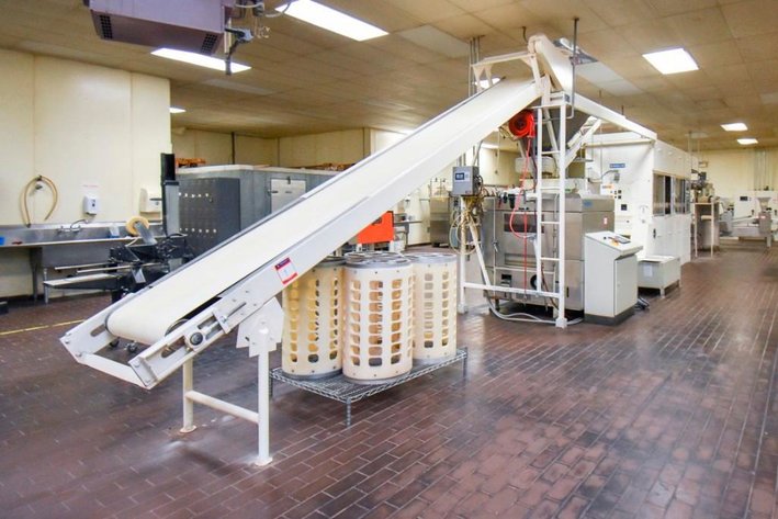 Image for ***SOLD*** MJK0589 Winkler AutoMatische Incline Dough Conveyor 17'.5'' with stainless steel dough feeder
