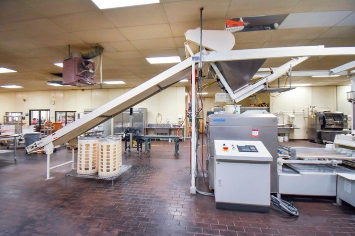 Image for ***SOLD*** MJK0589 Winkler AutoMatische Incline Dough Conveyor 17'.5'' with stainless steel dough feeder
