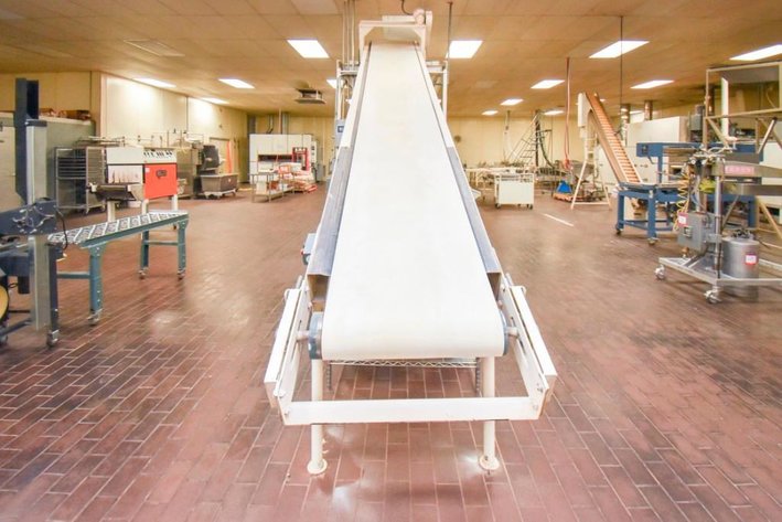 Image for ***SOLD*** MJK0589 Winkler AutoMatische Incline Dough Conveyor 17'.5'' with stainless steel dough feeder