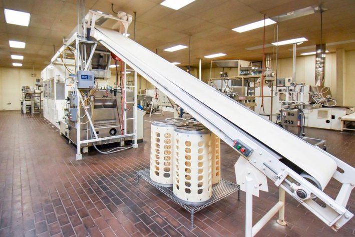 Image for ***SOLD*** MJK0589 Winkler AutoMatische Incline Dough Conveyor 17'.5'' with stainless steel dough feeder