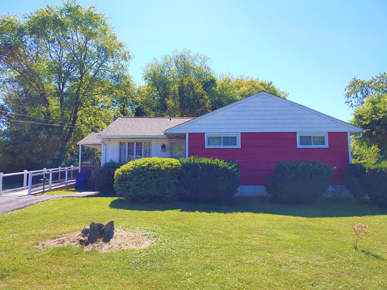 Image for 3 BR, 2 BA RANCH STYLE HOME ANTIQUE, MODERN & TOY SEWING MACHINES TONS OF CUSTOM & COSTUME JEWELRY LIKE NEW 2018 BUICK ENVISION LARGE TOY BEAR COLLECTION INCLUDING STEIFFS