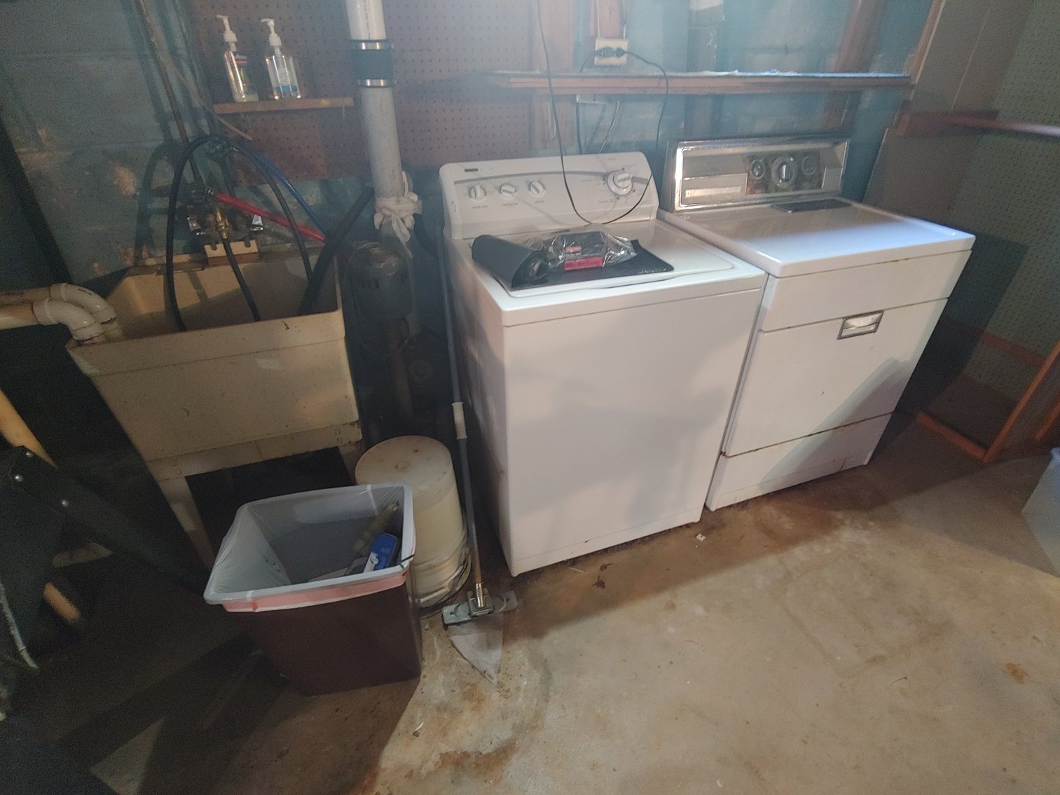 Image for 3 BR, 2 BA RANCH STYLE HOME ANTIQUE, MODERN & TOY SEWING MACHINES TONS OF CUSTOM & COSTUME JEWELRY LIKE NEW 2018 BUICK ENVISION LARGE TOY BEAR COLLECTION INCLUDING STEIFFS