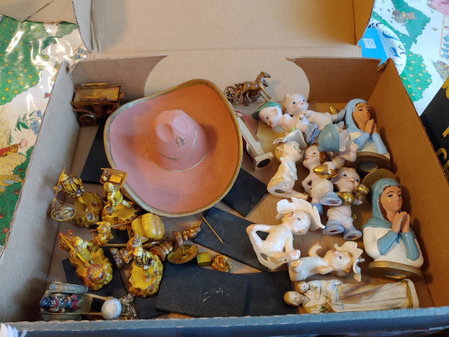 Image for 3 BR, 2 BA RANCH STYLE HOME ANTIQUE, MODERN & TOY SEWING MACHINES TONS OF CUSTOM & COSTUME JEWELRY LIKE NEW 2018 BUICK ENVISION LARGE TOY BEAR COLLECTION INCLUDING STEIFFS