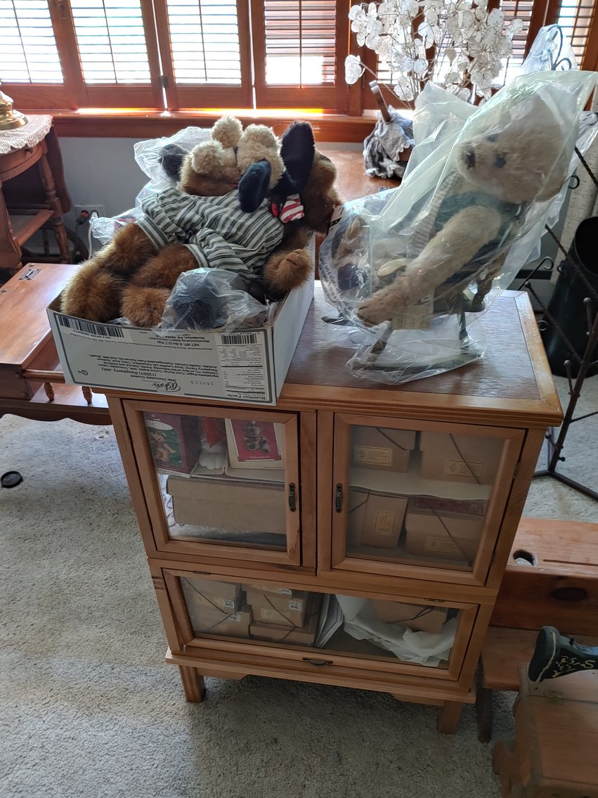 Image for 3 BR, 2 BA RANCH STYLE HOME ANTIQUE, MODERN & TOY SEWING MACHINES TONS OF CUSTOM & COSTUME JEWELRY LIKE NEW 2018 BUICK ENVISION LARGE TOY BEAR COLLECTION INCLUDING STEIFFS