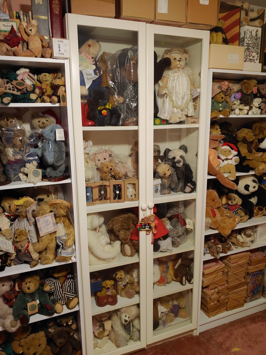 Image for 3 BR, 2 BA RANCH STYLE HOME ANTIQUE, MODERN & TOY SEWING MACHINES TONS OF CUSTOM & COSTUME JEWELRY LIKE NEW 2018 BUICK ENVISION LARGE TOY BEAR COLLECTION INCLUDING STEIFFS