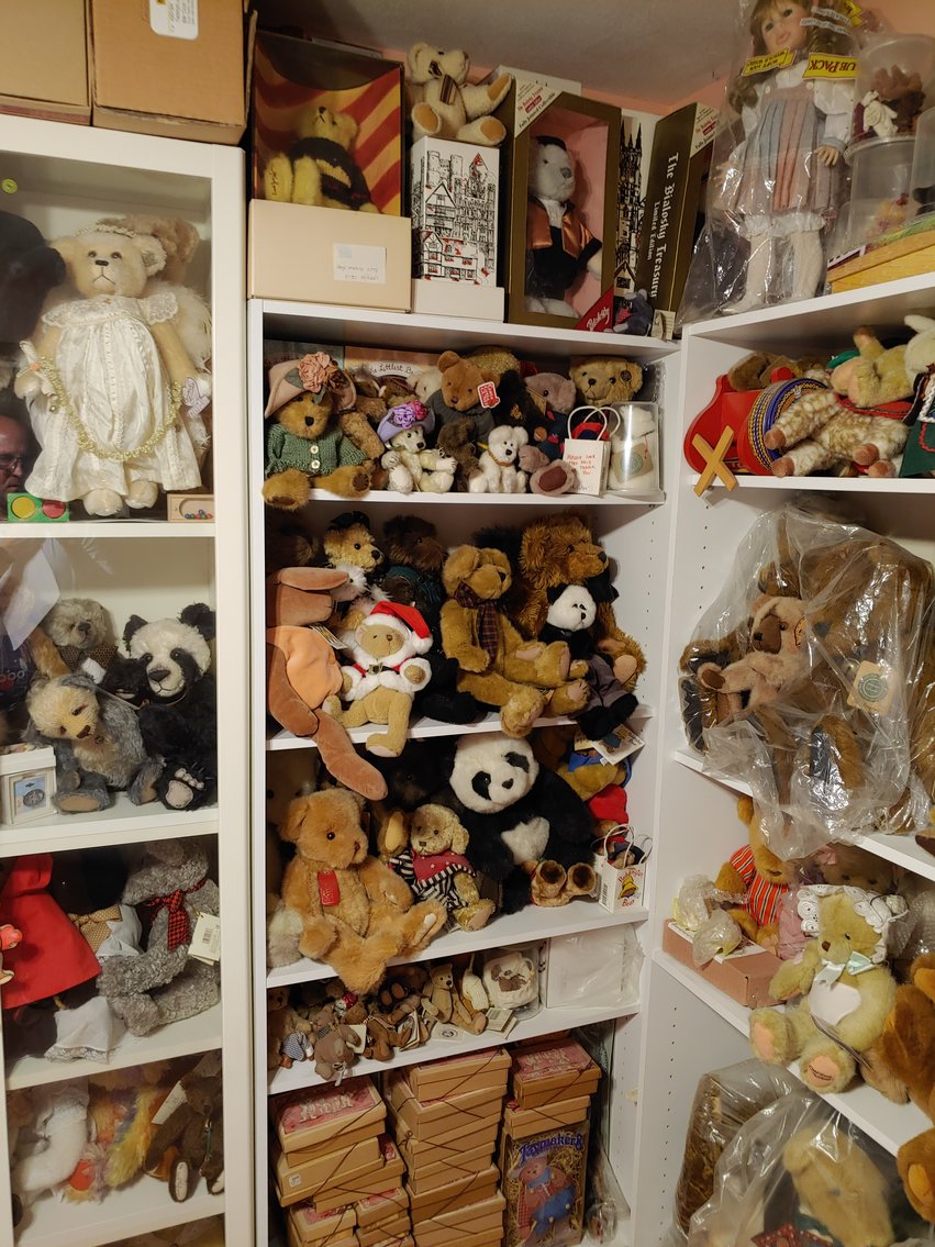 Image for 3 BR, 2 BA RANCH STYLE HOME ANTIQUE, MODERN & TOY SEWING MACHINES TONS OF CUSTOM & COSTUME JEWELRY LIKE NEW 2018 BUICK ENVISION LARGE TOY BEAR COLLECTION INCLUDING STEIFFS