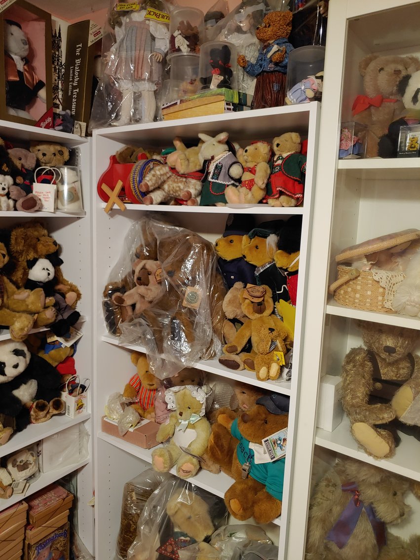 Image for 3 BR, 2 BA RANCH STYLE HOME ANTIQUE, MODERN & TOY SEWING MACHINES TONS OF CUSTOM & COSTUME JEWELRY LIKE NEW 2018 BUICK ENVISION LARGE TOY BEAR COLLECTION INCLUDING STEIFFS