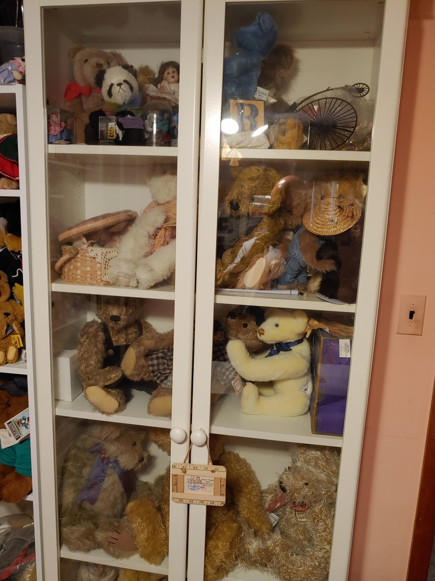 Image for 3 BR, 2 BA RANCH STYLE HOME ANTIQUE, MODERN & TOY SEWING MACHINES TONS OF CUSTOM & COSTUME JEWELRY LIKE NEW 2018 BUICK ENVISION LARGE TOY BEAR COLLECTION INCLUDING STEIFFS