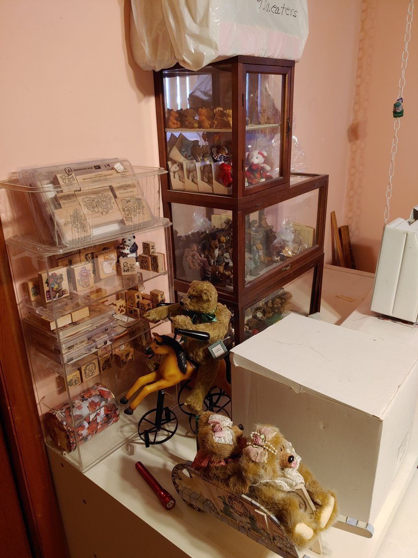 Image for 3 BR, 2 BA RANCH STYLE HOME ANTIQUE, MODERN & TOY SEWING MACHINES TONS OF CUSTOM & COSTUME JEWELRY LIKE NEW 2018 BUICK ENVISION LARGE TOY BEAR COLLECTION INCLUDING STEIFFS