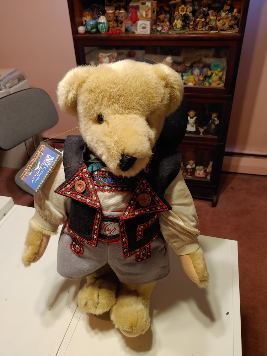 Image for 3 BR, 2 BA RANCH STYLE HOME ANTIQUE, MODERN & TOY SEWING MACHINES TONS OF CUSTOM & COSTUME JEWELRY LIKE NEW 2018 BUICK ENVISION LARGE TOY BEAR COLLECTION INCLUDING STEIFFS