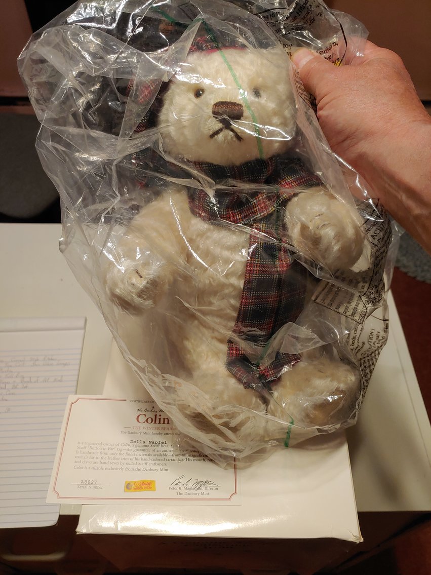 Image for 3 BR, 2 BA RANCH STYLE HOME ANTIQUE, MODERN & TOY SEWING MACHINES TONS OF CUSTOM & COSTUME JEWELRY LIKE NEW 2018 BUICK ENVISION LARGE TOY BEAR COLLECTION INCLUDING STEIFFS