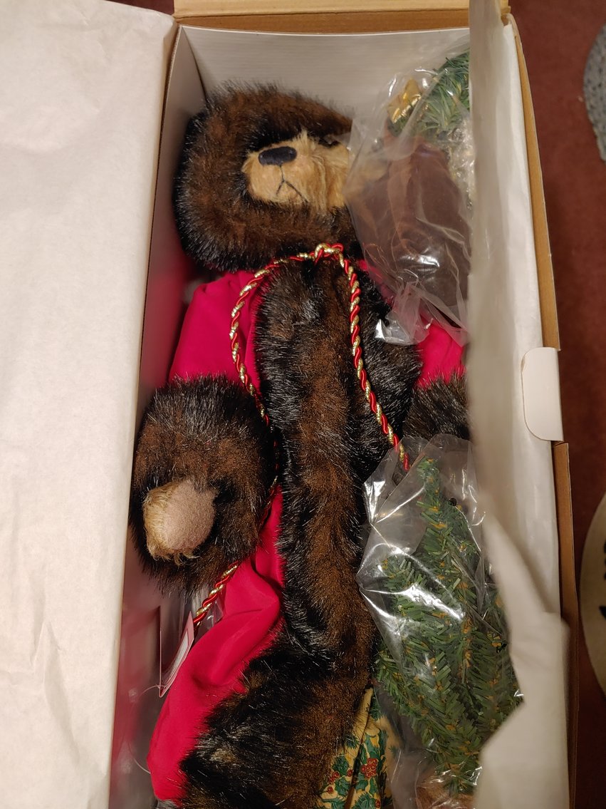 Image for 3 BR, 2 BA RANCH STYLE HOME ANTIQUE, MODERN & TOY SEWING MACHINES TONS OF CUSTOM & COSTUME JEWELRY LIKE NEW 2018 BUICK ENVISION LARGE TOY BEAR COLLECTION INCLUDING STEIFFS