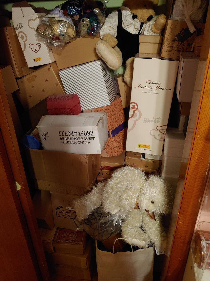 Image for 3 BR, 2 BA RANCH STYLE HOME ANTIQUE, MODERN & TOY SEWING MACHINES TONS OF CUSTOM & COSTUME JEWELRY LIKE NEW 2018 BUICK ENVISION LARGE TOY BEAR COLLECTION INCLUDING STEIFFS