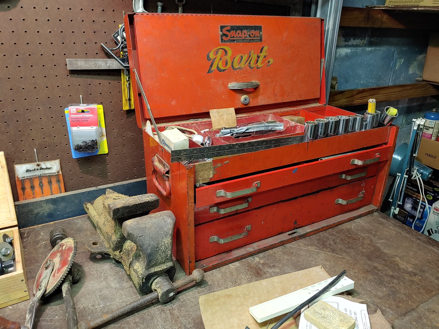 Image for 3 BR, 2 BA RANCH STYLE HOME ANTIQUE, MODERN & TOY SEWING MACHINES TONS OF CUSTOM & COSTUME JEWELRY LIKE NEW 2018 BUICK ENVISION LARGE TOY BEAR COLLECTION INCLUDING STEIFFS