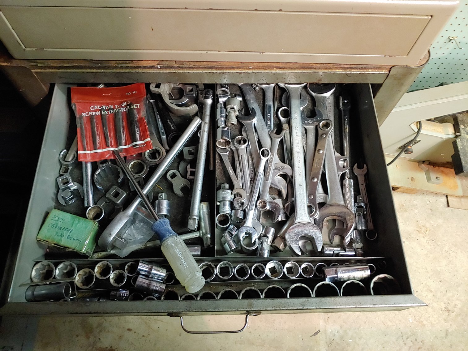 Image for 3 BR, 2 BA RANCH STYLE HOME ANTIQUE, MODERN & TOY SEWING MACHINES TONS OF CUSTOM & COSTUME JEWELRY LIKE NEW 2018 BUICK ENVISION LARGE TOY BEAR COLLECTION INCLUDING STEIFFS