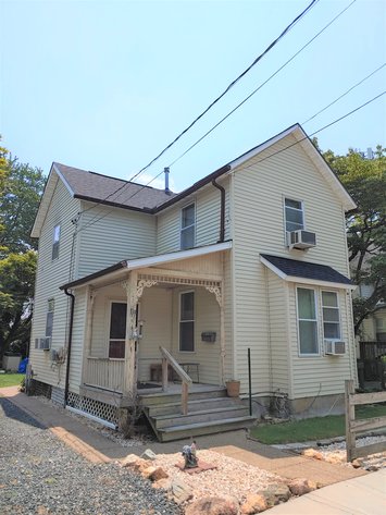 3 BR 1.5 BA VINYL SIDED HOME  RESIDENTIAL/ OFFICE AREA