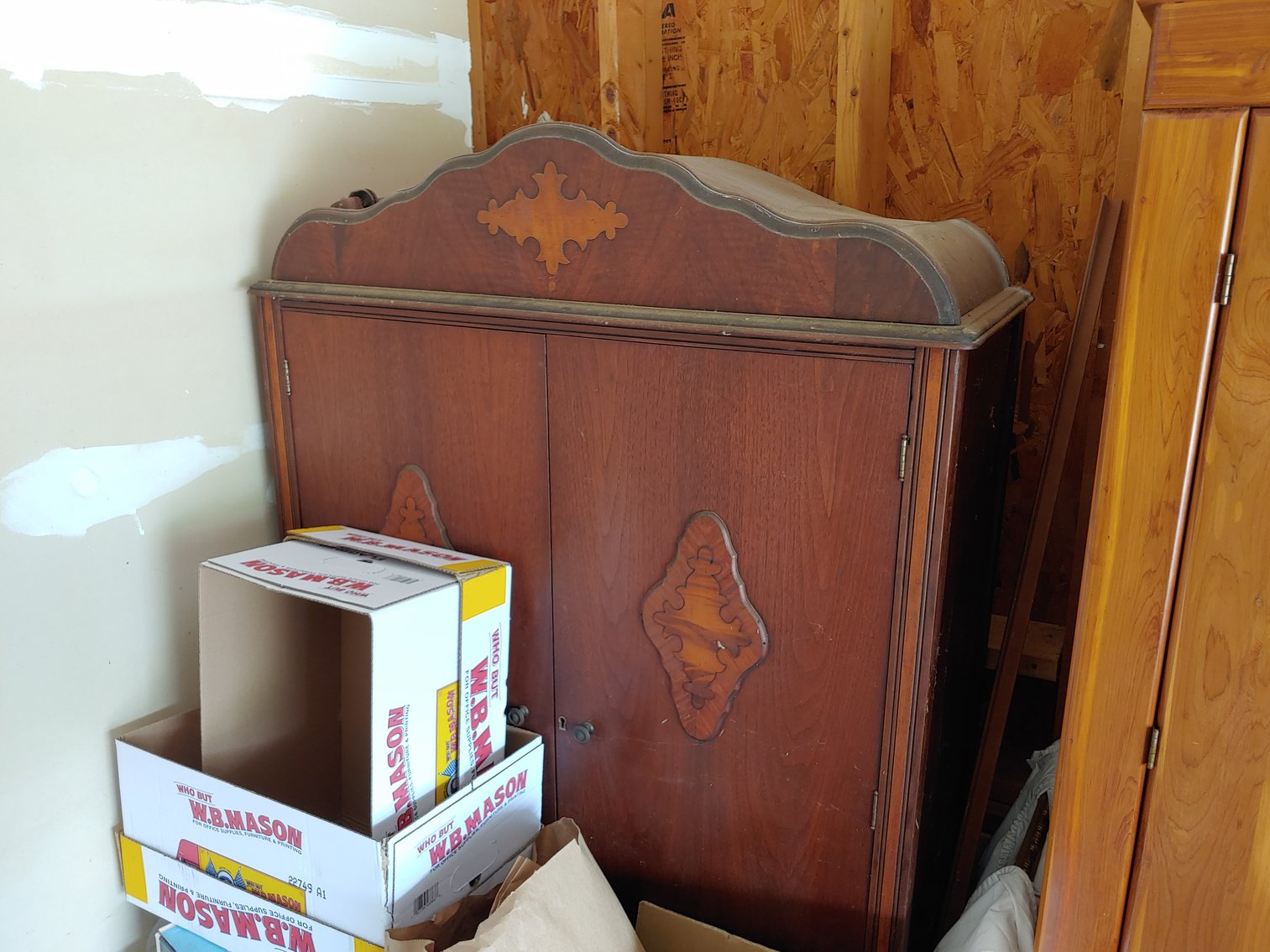 Image for 4 BR, 2.5 BA RANCHER W/ ATT. 2 CAR GARAGE MOVE IN CONDITION ON 2.15+/- AC LOT W/ GLASSWARE, ANTIQUES, FURNITURE & MORE