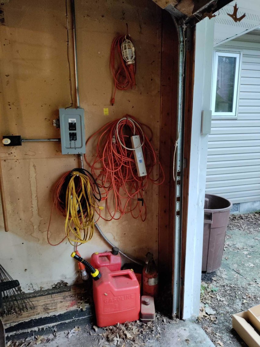 Image for Hand Tools, Clocks, Kitchen Items, Calipers, Decor, Exercise Equipment, Furniture, Power Tools, Lawn Mower, Ladders - Online Estate Auction