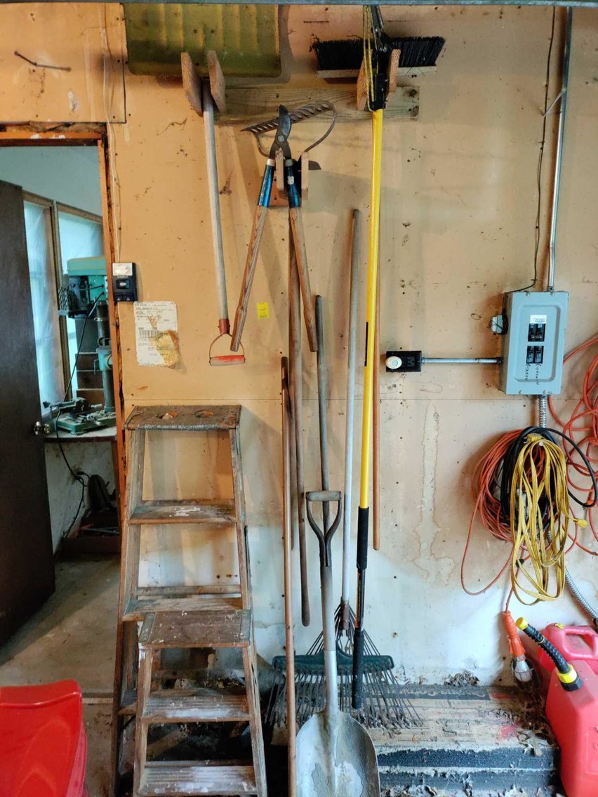 Image for Hand Tools, Clocks, Kitchen Items, Calipers, Decor, Exercise Equipment, Furniture, Power Tools, Lawn Mower, Ladders - Online Estate Auction