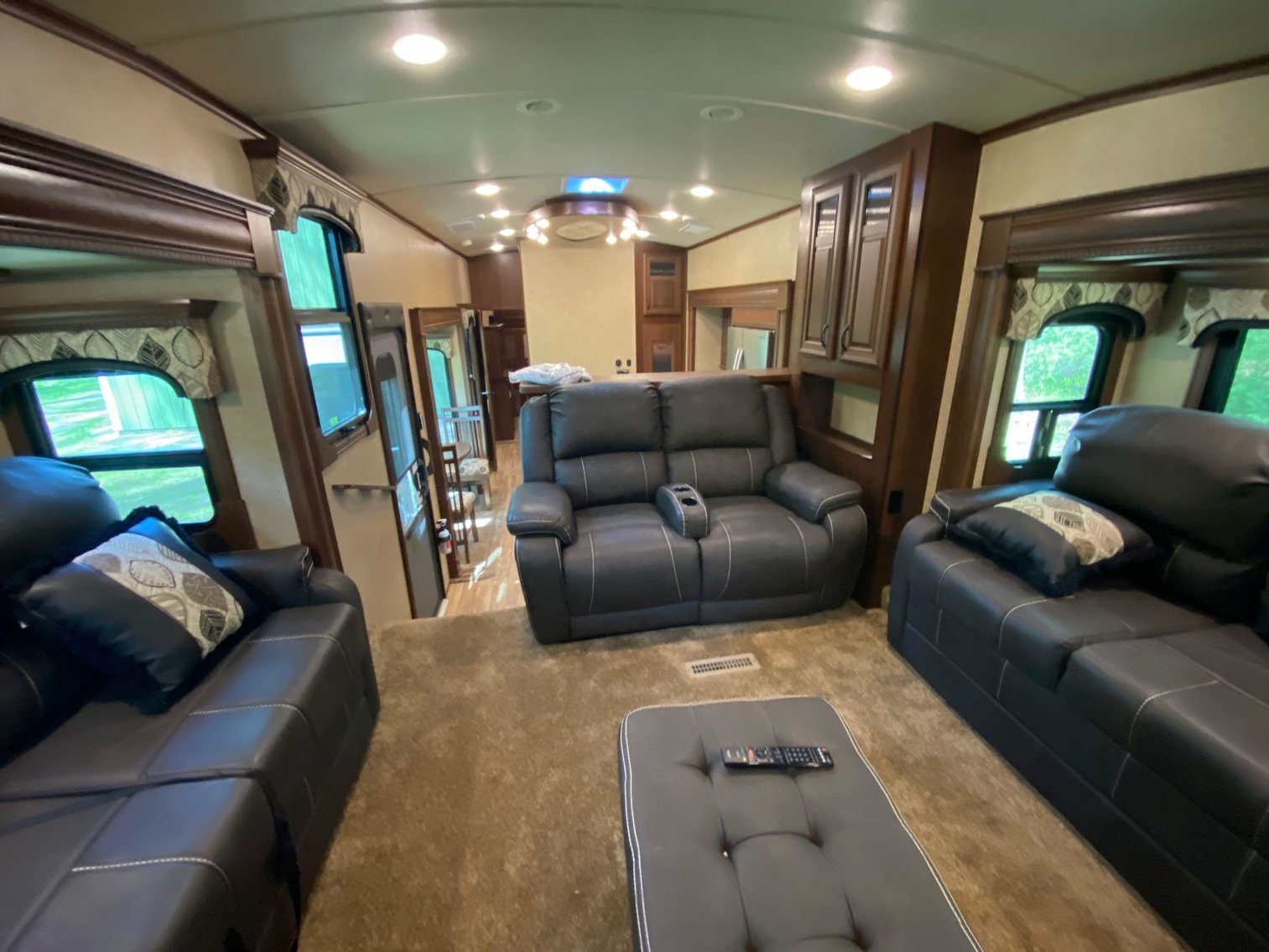 Image for Luxury 38' Jayco Pinnacle 5th Wheel