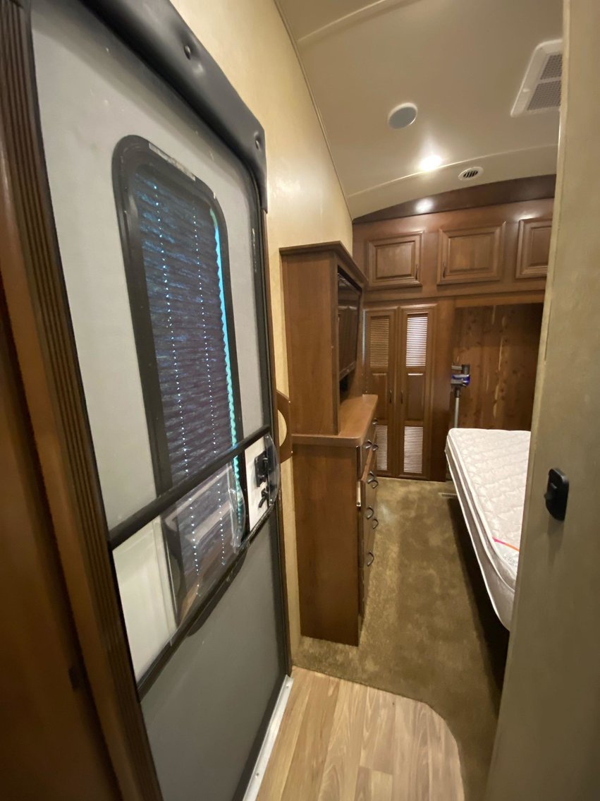 Image for Luxury 38' Jayco Pinnacle 5th Wheel