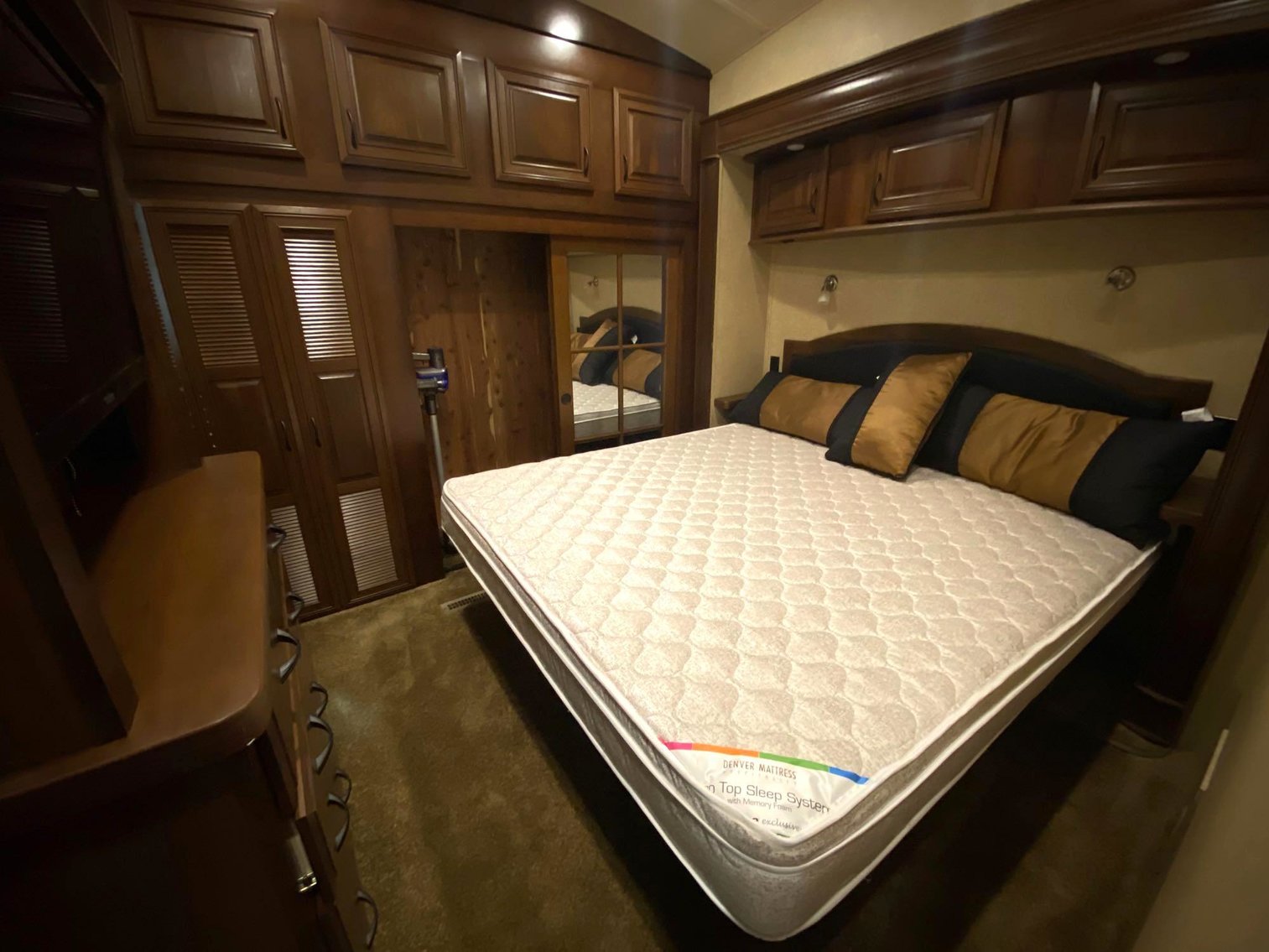 Image for Luxury 38' Jayco Pinnacle 5th Wheel