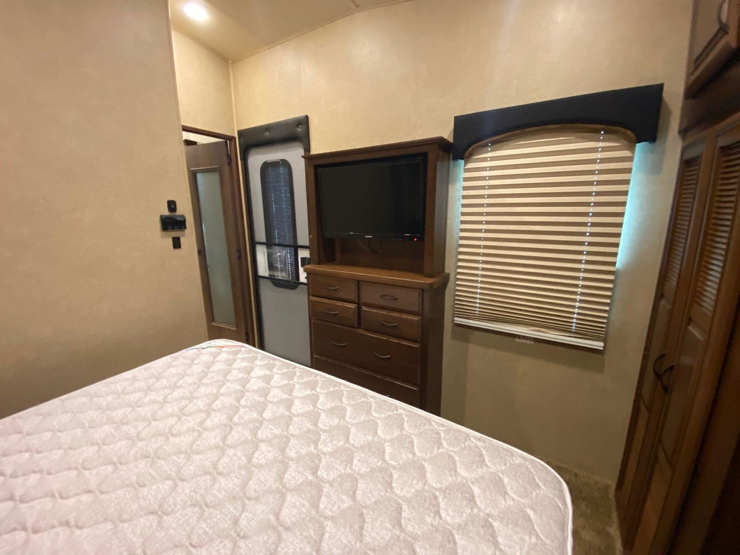 Image for Luxury 38' Jayco Pinnacle 5th Wheel