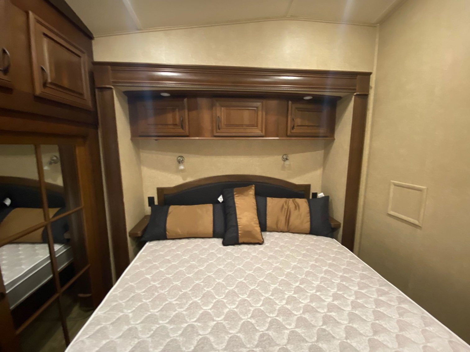 Image for Luxury 38' Jayco Pinnacle 5th Wheel