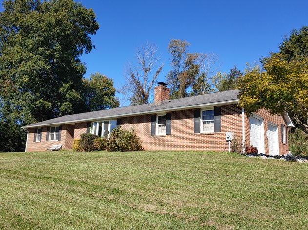 3 BR, 2 BA BRICK RANCHER W/ 2 CAR ATT. GARAGE  ON SPACIOUS 2+ ACRES