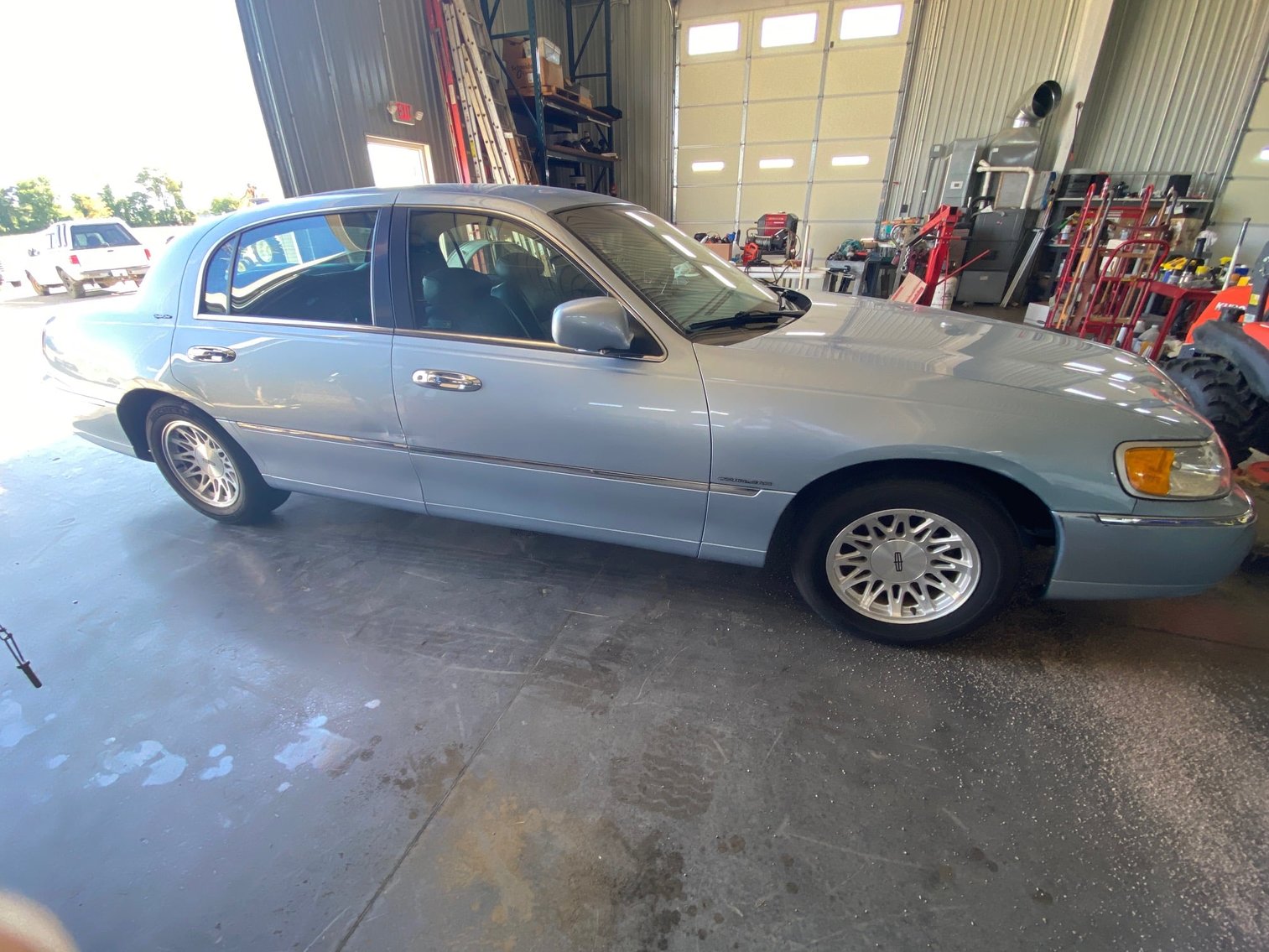 1998 Lincoln Town Car Signature Series 4DR +/-61,680 Mi. VIN: 1LNFM82WXWY669672