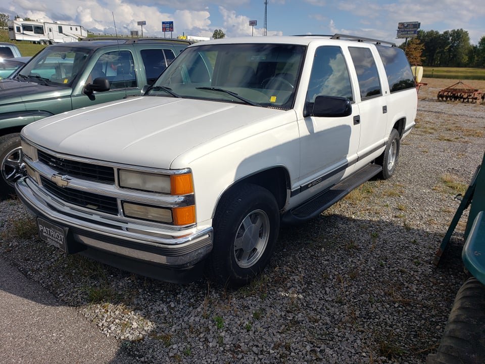 1999 Chevy Suburban V8 +/-216,502 Mi. VIN: 1GNEC16R5XJ370915