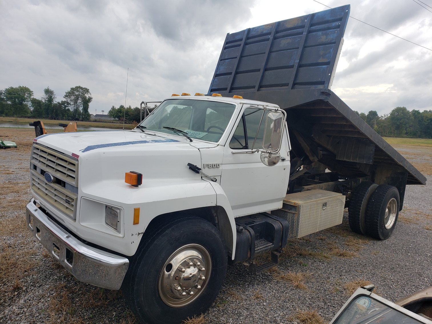 1991 Ford 1/2 Ton F800 Truck w/ Dump Bed +/-11,975 Mi. Pintle Hitch 429V Gas 10 Spd (2 Spd Axle) VIN: 1FDPF82K0MVA04905