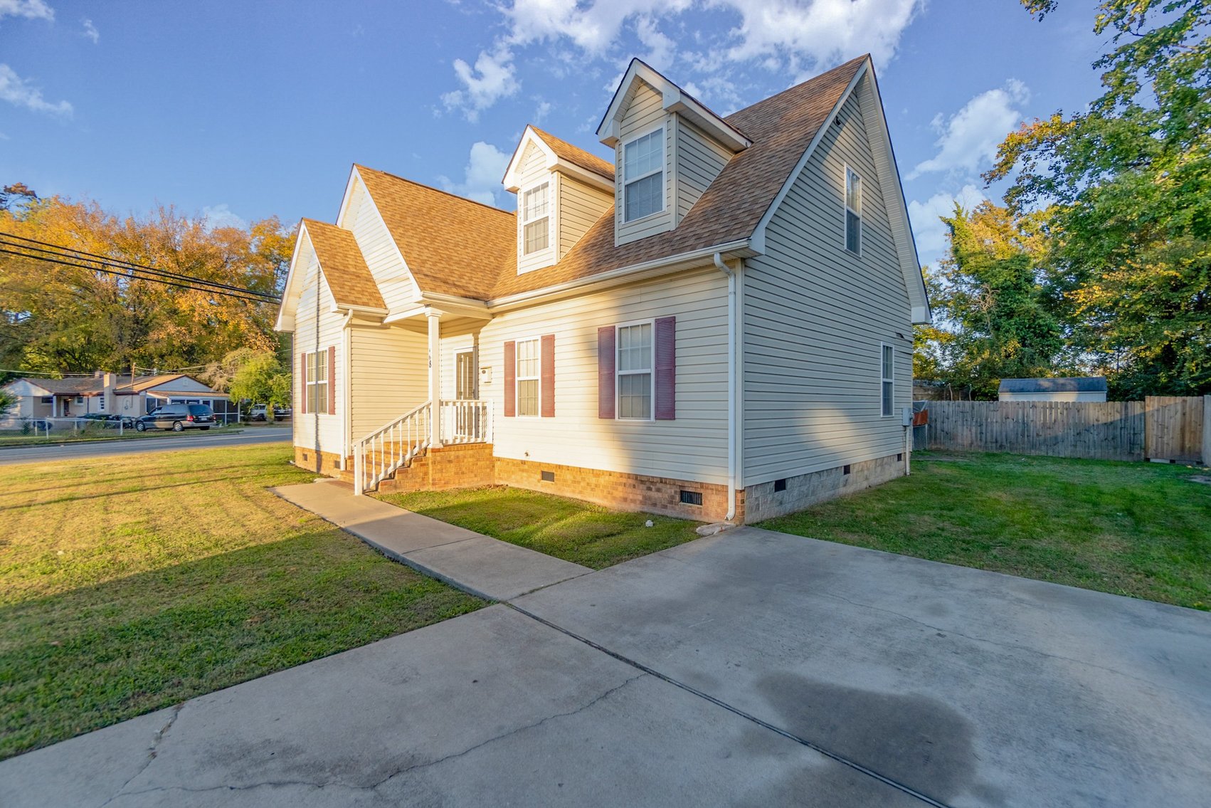 Updated SingleFamily Home on Spacious Lot 1,694 SF 3 BR/2.5 BA