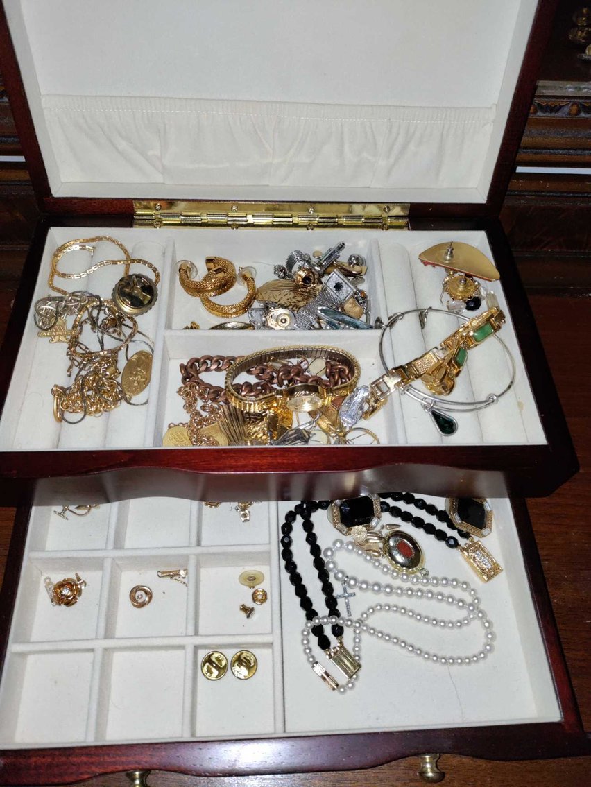 Image for Dussel Drive, Maumee - Furniture, Kitchenware, Cast Iron, Sewing Machine, Tools, Home Decor (Dussel)